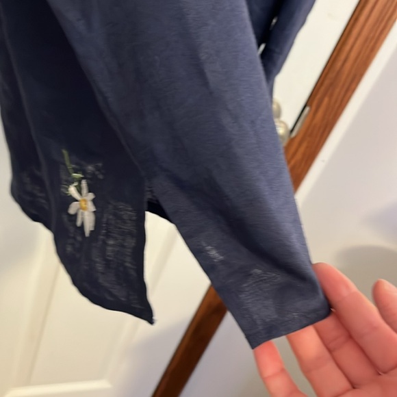 Quacker Factory Navy Blue Ramie Tunic Blouse w/ Embroidered Daisies Women’s 1X - Picture 12 of 14